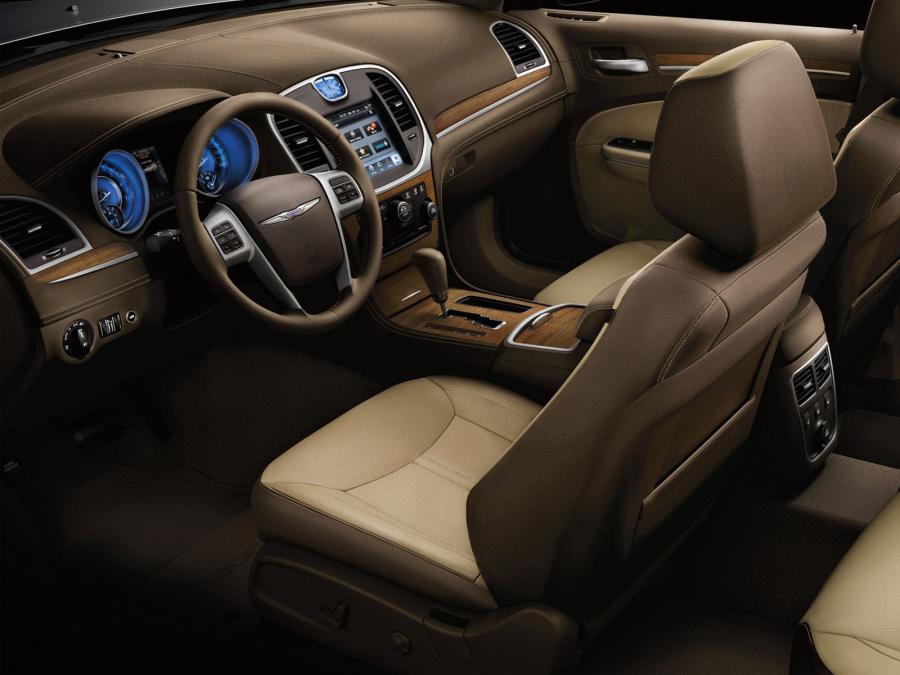  Chrysler 300C Luxury Series 2012 года  (фото 15 из 16)